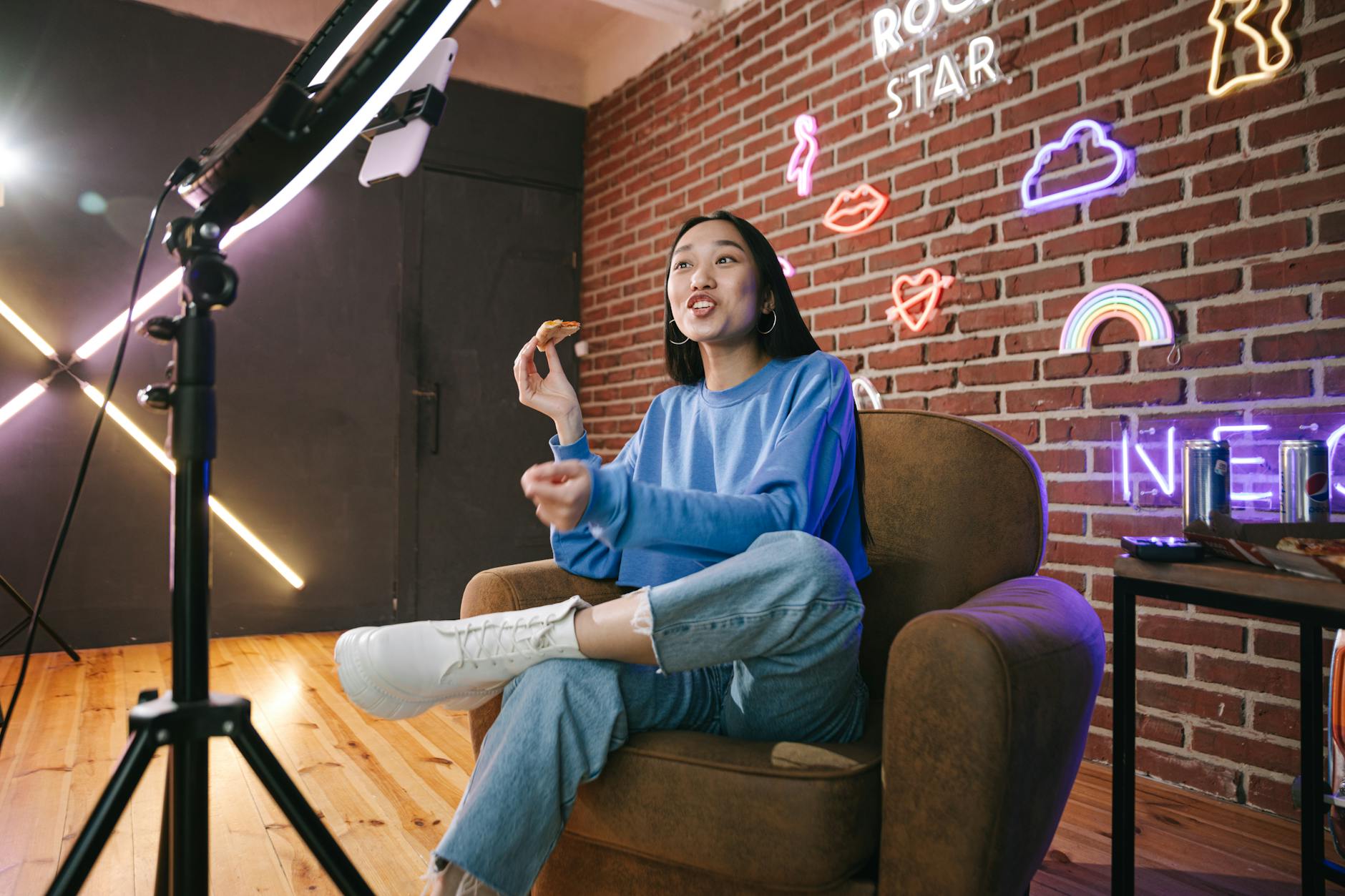 Marketing de Influencers vs Publicidad Tradicional: ¿Cuál Conviene Más a Tu Empresa en Chile?