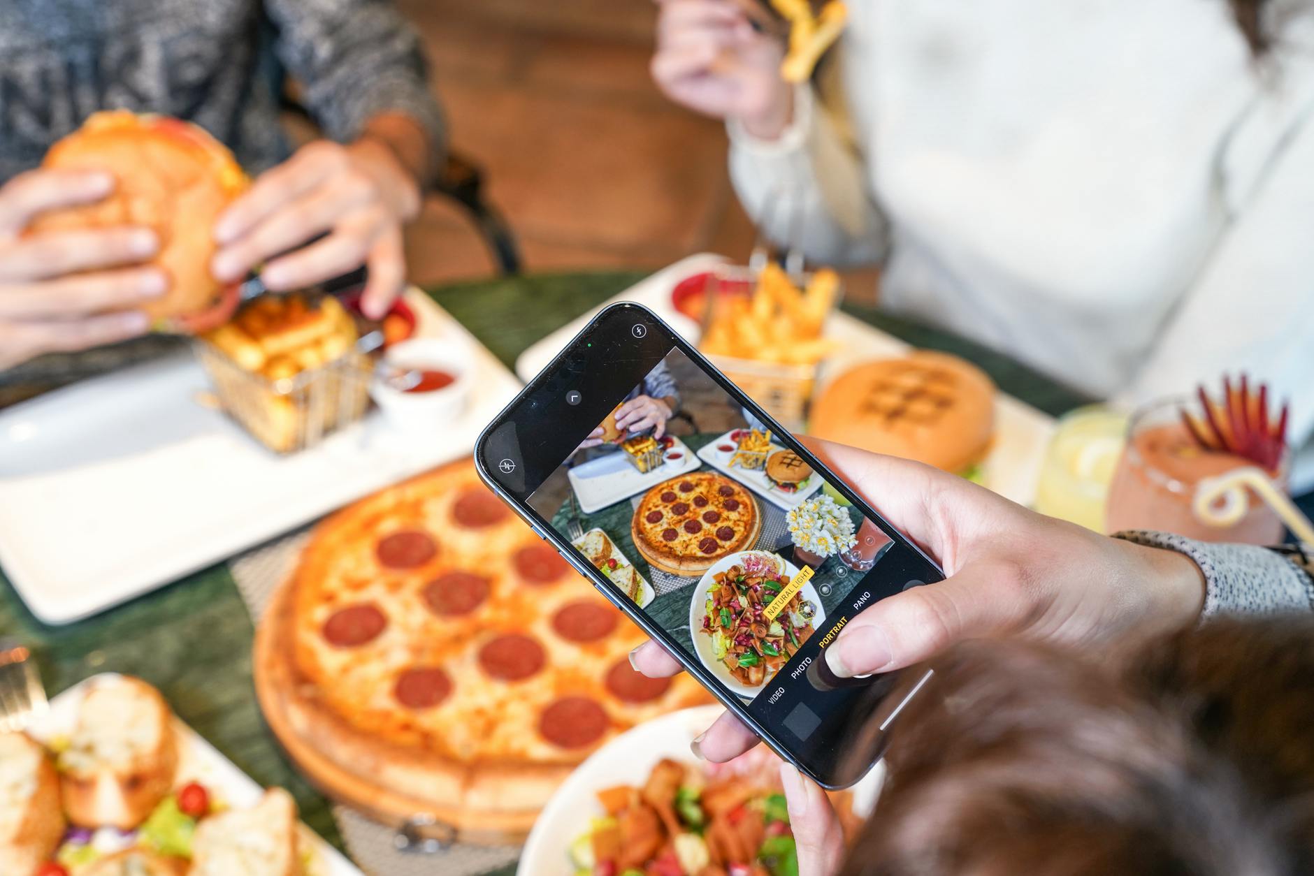 Marketing Digital para Restaurantes en Chile: Guía Completa para Llenar Mesas y Aumentar Ventas