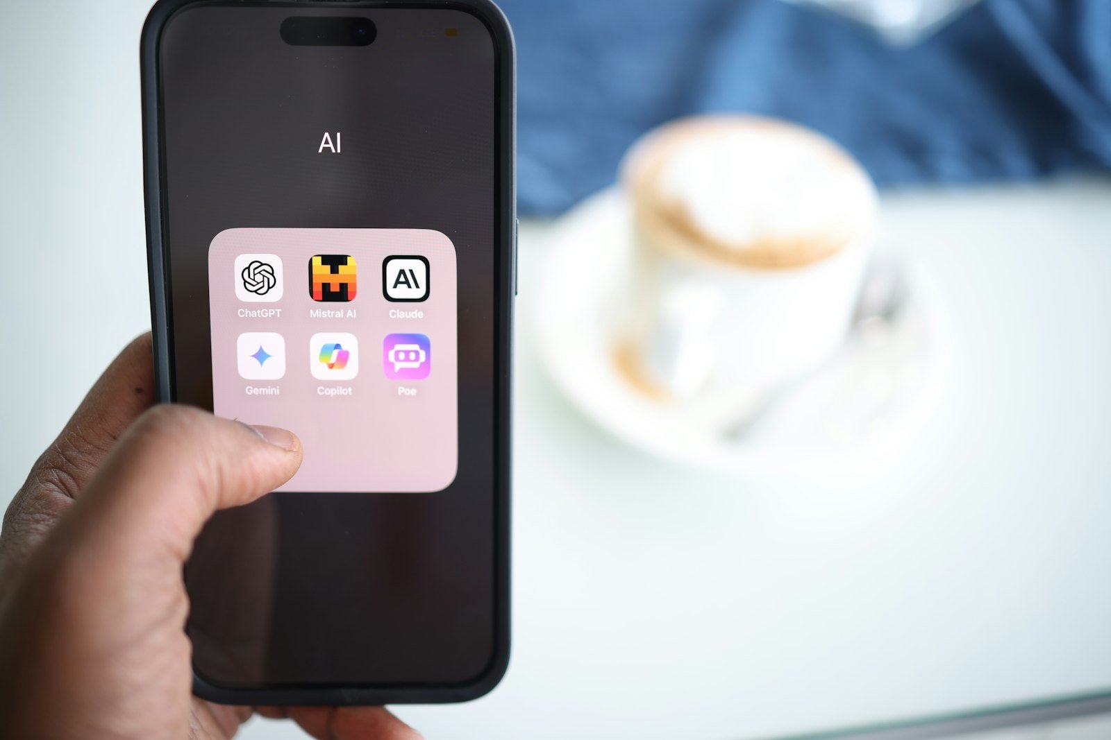 Apps de inteligencia artificial —ChatGPT, Claude, Gemini— en un teléfono: donde decide el Generative Engine Optimization