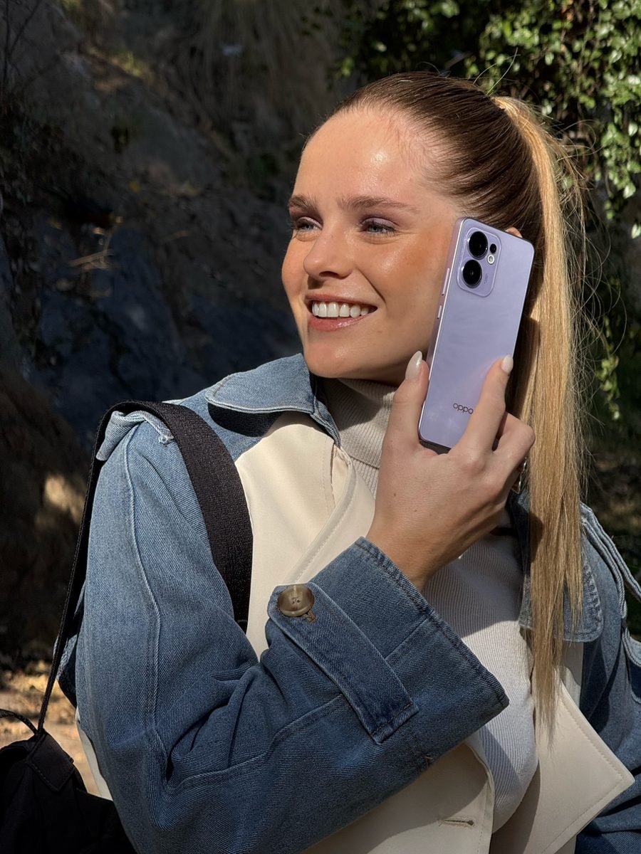 Creadora de contenido en una campaña de influencer marketing de tecnología